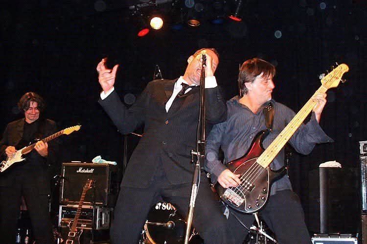 Frank,
 Gitarre,
 E-Bass,
 Ukulele,
 Liedbegleitung